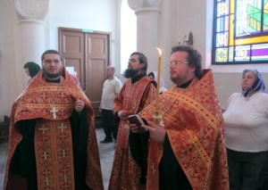 Выпускники семинарии в священном сане совершили богослужение