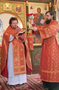 Выпускники семинарии в священном сане совершили богослужение