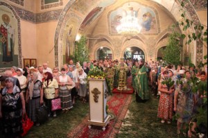 Всенощное бдение с чтением акафиста Святой Живоначальной Троице в Свято-Троицком соборе г. Саратова