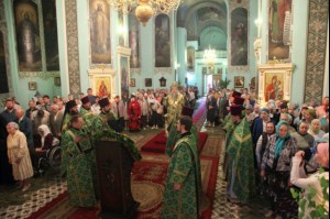 Божественная литургия в Духосошественском кафедральном соборе г. Саратова