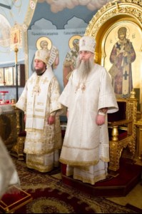 Митрополит Лонгин и Епископ Пахомий совершили панихиду на могиле Архиепископа Пимена