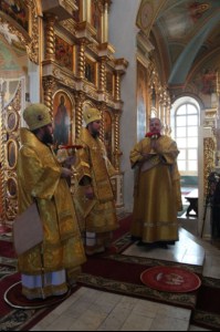 Божественная литургия в Свято-Троицком кафедральном соборе г. Покровска (Энгельса)
