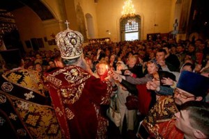 Встреча Благодатного огня в Покровском храме г. Саратова. Фото А. Курочкина