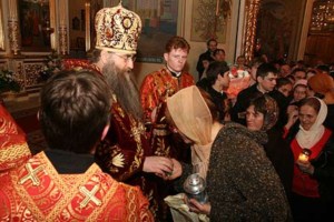 Встреча Благодатного огня в Покровском храме г. Саратова. Фото А. Курочкина