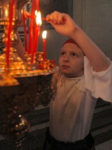 В Саратов доставлен Благодатный огонь из Иерусалима