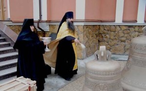 В Свято-Алексиевском женском монастыре освящены десять колоколов для нового храма в честь Смоленской иконы Божией Матери «Одигитрия»