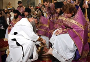 Чин умовения ног в Покровском храме Саратова