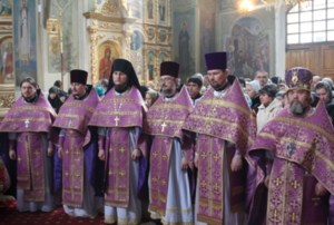 Чин умовения ног в Покровском храме Саратова