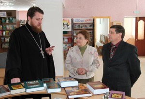 Передача комплектов православной литературы в учреждения образования и культуры города Петровска