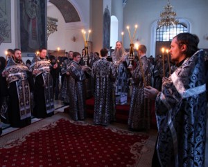 Вечерня с чтением акафиста Страстям Христовым в храме в честь Покрова Божией Матери города Саратова
