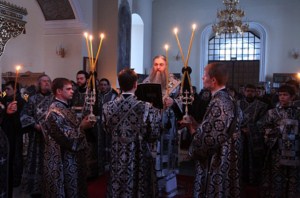 Вечерня с чтением акафиста Страстям Христовым в храме в честь Покрова Божией Матери города Саратова