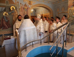 Божественная литургия и крещение оглашенных в Свято-Троицком соборе Саратова