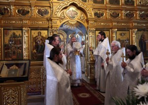 Божественная литургия и крещение оглашенных в Свято-Троицком соборе Саратова