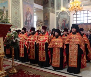 Пасхальная вечерня в Покровском храме Саратова