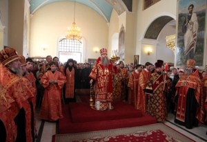 Пасхальная вечерня в Покровском храме Саратова