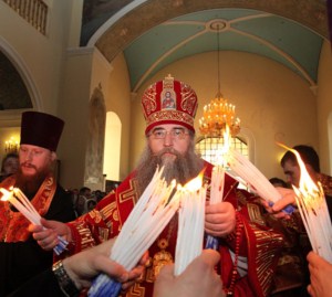 Пасхальная вечерня в Покровском храме Саратова