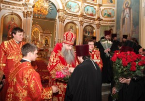 Пасхальная вечерня в Покровском храме Саратова