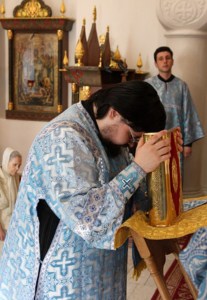 Выпускники СПДС в священном сане совершили богослужение