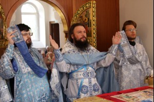 Выпускники СПДС в священном сане совершили богослужение