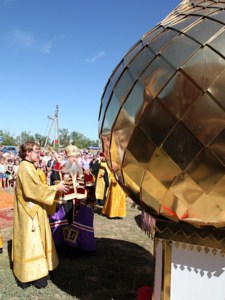 Освящение куполов строящегося храма во имя святых Царственных мучеников п. Дубки