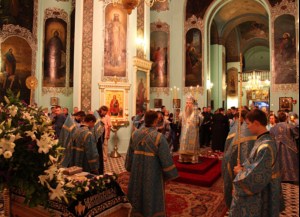 Всенощное бдение в Духосошественском кафедральном соборе Саратова. Чин Погребения Божией Матери