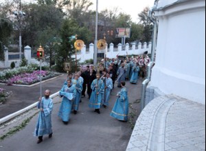 Всенощное бдение в Духосошественском кафедральном соборе Саратова. Чин Погребения Божией Матери