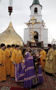 Освящение куполов для строящегося храма в Усть-Курдюме