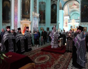 Вечерня Великой Пятницы в Духосошественском кафедральном соборе Саратова