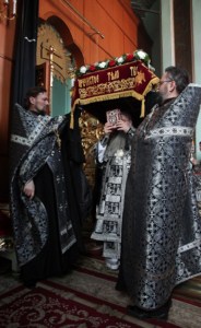 Вечерня Великой Пятницы в Духосошественском кафедральном соборе Саратова