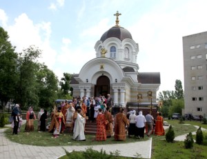 Божественная литургия в храме во имя священноисповедника Луки, архиепископа Симферопольского и Крымского