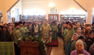 Божественная литургия в Серафимовском храме Саратова