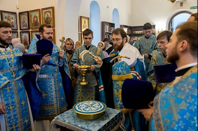Митрополит Игнатий совершил Божественную литургию с храме иконы Божьей Матери «Нечаянная Радость»