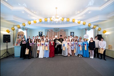 Митрополит Игнатий вручил аттестаты выпускникам Покровской православной гимназии