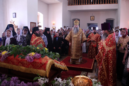 Божественная литургия в храме во имя святителя Николая Чудотворца Свято-Никольского женского монастыря п. Монастырский Пугачевского района