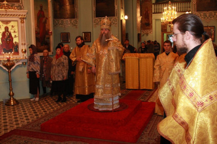 Всенощное бдение в Духосошественском кафедральном соборе Саратова