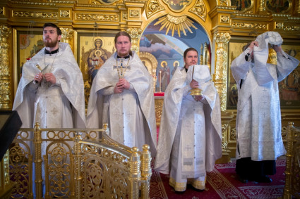 В Свято-Троицком кафедральном соборе Саратова совершена Крещальная литургия
