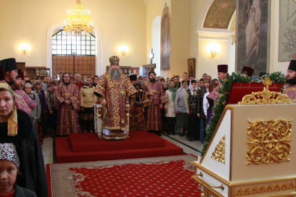 Божественная литургия в храме в честь Покрова Божией Матери города Саратова