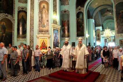 Божественная литургия в Духосошественском кафедральном соборе г. Саратова