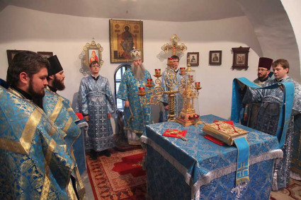 Божественная литургия в храме во имя святителя Николая, архиепископа Мир Ликийских, чудотворца на Елшанском кладбище г. Саратова