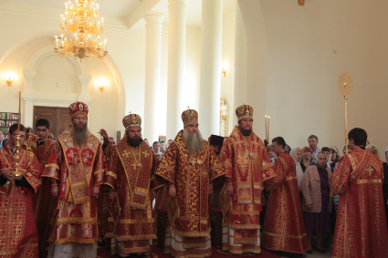 Божественная литургия в Свято-Троицком кафедральном соборе города Вольска