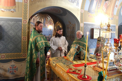 Божественная литургия в Свято-Троицком соборе Саратова
