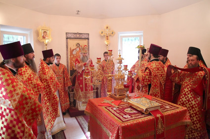 Божественная литургия в храме во имя священномученика Космы Саратовского