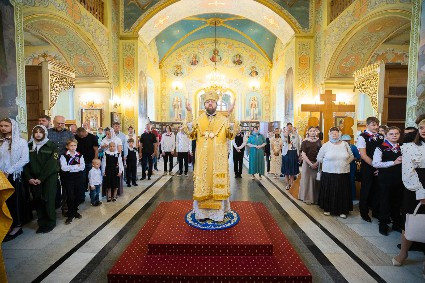 Митрополит Игнатий совершил Божественную литургию и молебен на начало учебного года в Покровском соборе г. Саратова
