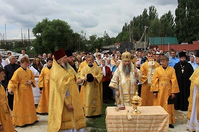 Епископ Лонгин совершил чин основания храма во имя святых Первоверховных Апостолов Петра и Павла в Аткарске