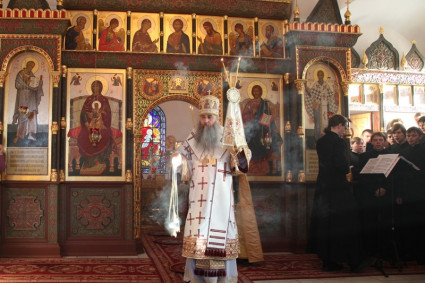 Божественная литургия на Архиерейском подворье — в храме в честь иконы Божией Матери «Утоли моя печали»