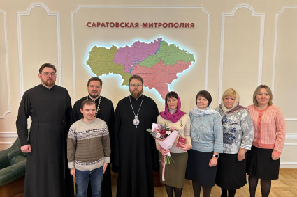 Митрополит Игнатий наградил заведующую архивом Саратовского епархиального управления