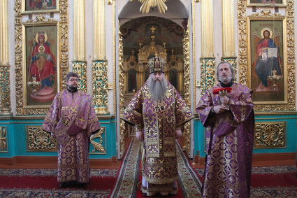 Литругия Преждеосвященных Даров в Свято-Троицком соборе Саратова