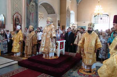 За Божественной литургией, возглавляемой Митрополитом Смоленским и Калининградским Кириллом. Саратов, Покровский храм