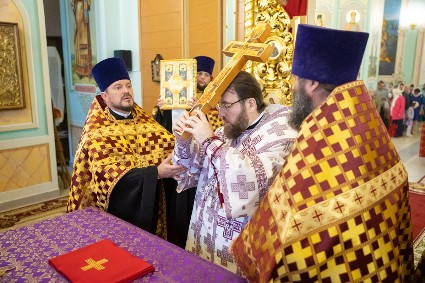 Митрополит Игнатий совершил всенощное бдение с чином воздвижения Животворящего Креста Господня в кафедральном соборе Живоначальной Троицы г. Вольска