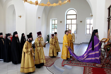 Божественная литургия в храме во имя святителя Николая, архиепископа Мир Ликийских, чудотворца Свято-Никольского мужского монастыря г. Саратова
